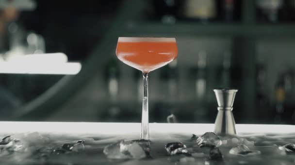 Roter Cocktail an der Bar — Stockvideo