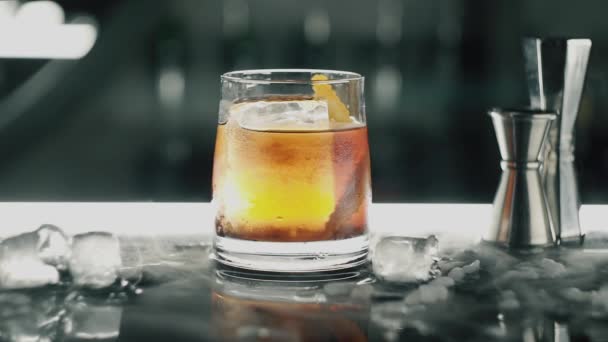 Cocktail with ice on the bar — Stock Video