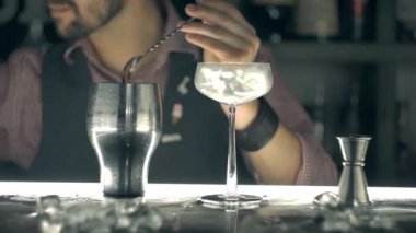 Barmen bir barda bir kokteyl yapmak