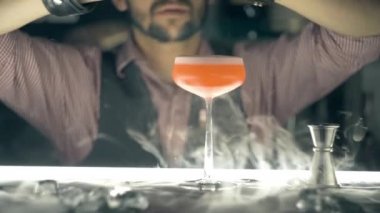 Barmen bir barda bir kokteyl yapmak