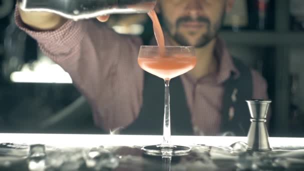 Бармен делает коктейль в баре — стоковое видео