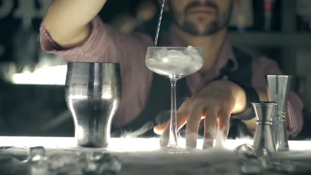 Μπάρμαν κάνει ένα κοκτέιλ σε ένα μπαρ — Αρχείο Βίντεο