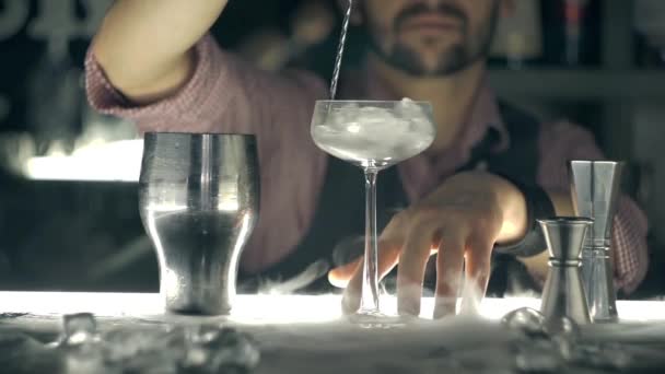 Barman faire un cocktail sur un bar — Video