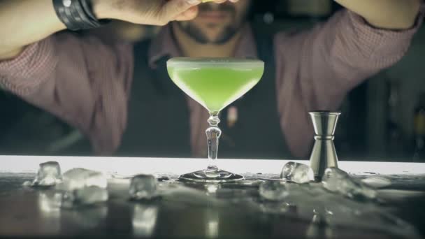 Barman faz um cocktail num bar — Vídeo de Stock