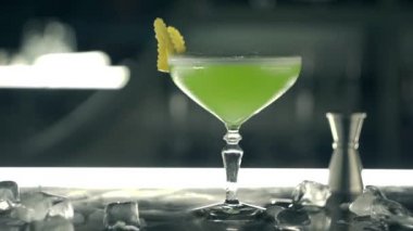 Kadın barda bir kokteyl alır