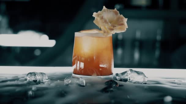 Cocktail con ghiaccio al bar — Video Stock