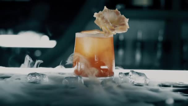 Коктейль со льдом на баре — стоковое видео