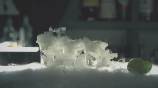 Glace sèche alcoolisée au bar — Video