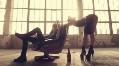 Lateksteki kadın ve koltuktaki adam