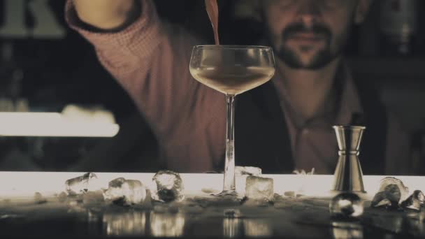 Barman hacer un cóctel en el bar — Vídeos de Stock