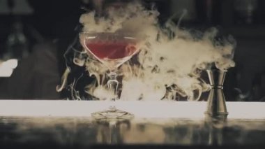 Barda buzlu Cadılar Bayramı kokteyli.