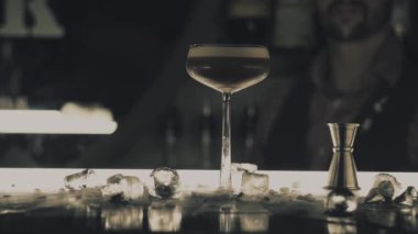 Barmen barda bir kokteyl hazırla.