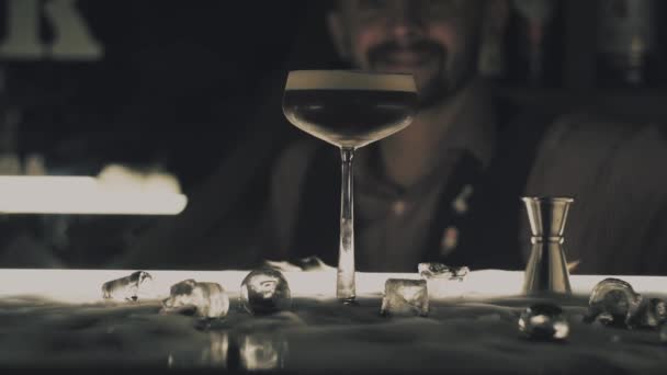 Bartenderen serverer cocktail til kvinnen i baren – stockvideo