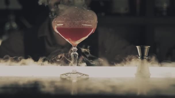 Halloween cocktail met droog ijs aan de bar — Stockvideo