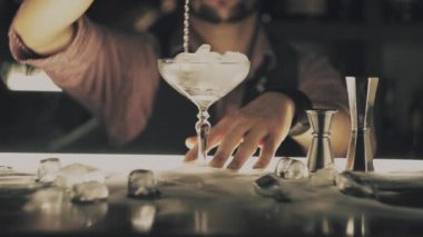 Barmen barda bir kokteyl hazırla.