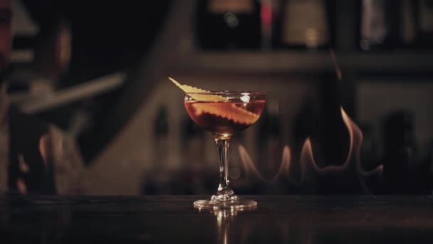 Barman faz um cocktail no bar — Vídeo de Stock