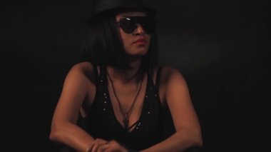 kadın şapka ve gözlük