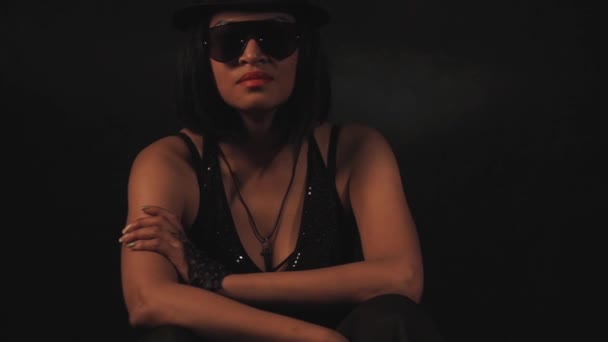 Femme en chapeau et lunettes — Video