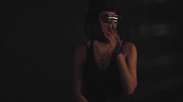 Femme en chapeau et lunettes — Video