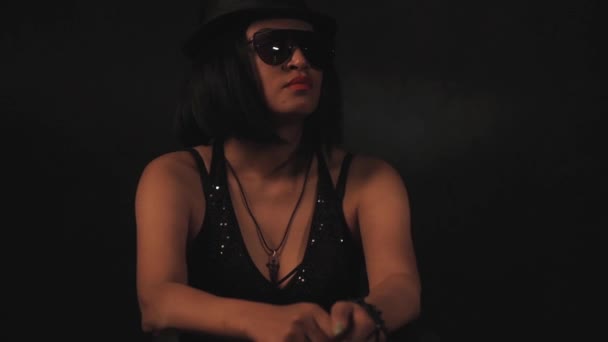 女性の帽子とメガネ — ストック動画