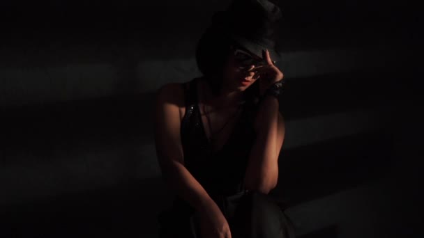 Woman in hat and glasses in the light — Stock Video