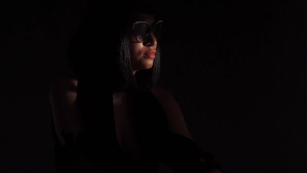 影の中の帽子と眼鏡の女性 — ストック動画