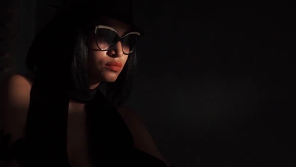 Frau mit Hut und Brille im Schatten — Stockvideo