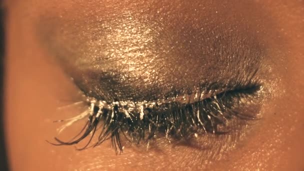 Красивая женщина глаз макияж крупным планом — стоковое видео