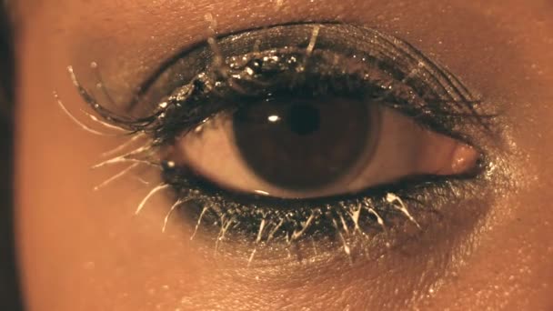 Güzel Kadın göz makyajı yakın çekim — Stok video