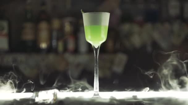 Koktél száraz jéggel a bárban — Stock videók