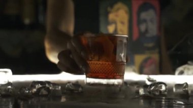 Barmen barda kokteyl servisi yapıyor