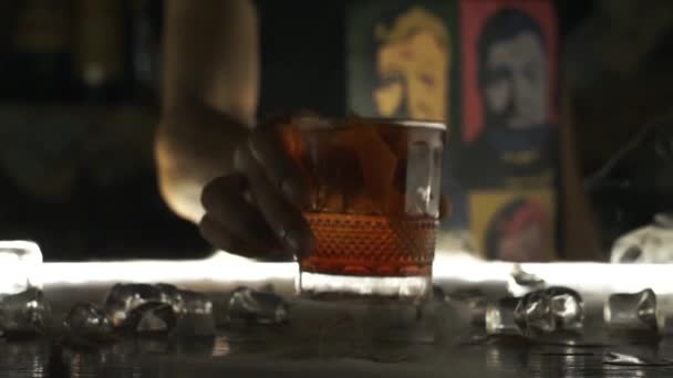 Barmana podávají koktejl v baru — Stock video