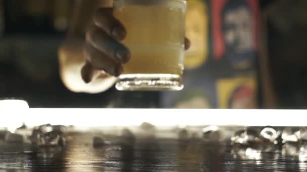 O barman serve cocktail no bar — Vídeo de Stock