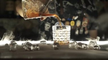Barmen kokteyl bar yapmak