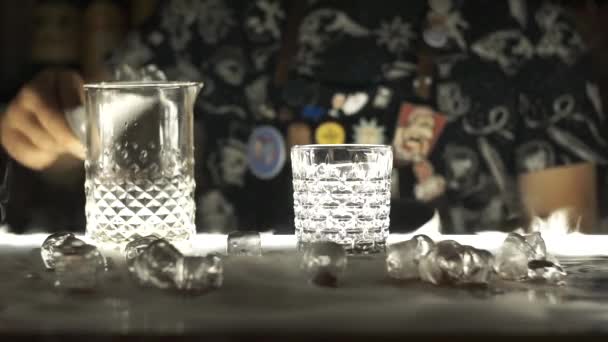 bar faisant cocktail au bar 