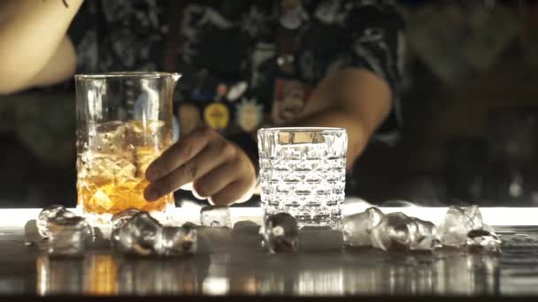 Bartender fazendo coquetel no bar — Vídeo de Stock