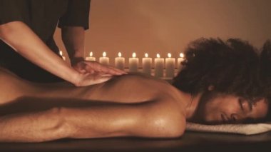 Spa'da masajla dinlenen adam