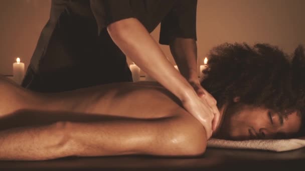 Мужчина расслабляется с массажем в спа — стоковое видео