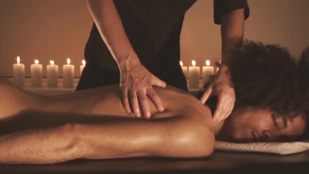 Muž relaxační s masáží v lázních — Stock video