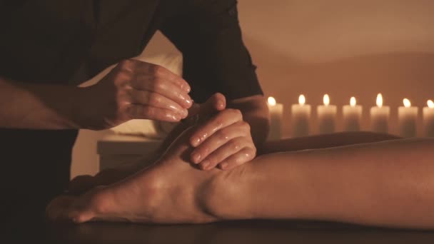 Jovem mulher recebendo pernas massagem com óleo no salão de spa resort — Vídeo de Stock