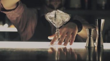 Barmen bir barda bir kokteyl yapmak