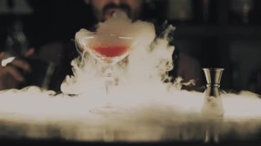 Barmen bir barda bir kokteyl yapmak