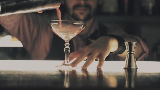 Barman hacer un cóctel en un bar — Vídeos de Stock