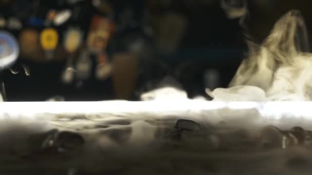 Коктейль с сухим льдом на баре — стоковое видео