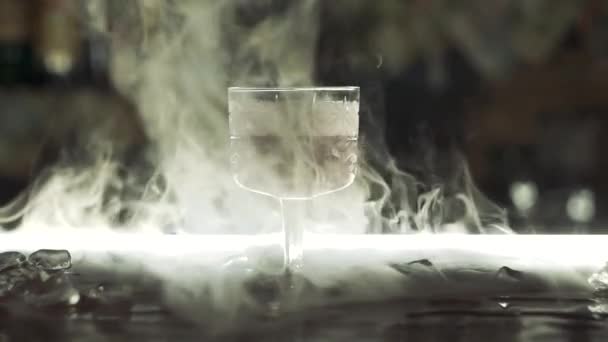 Cocktail met droogijs op de bar — Stockvideo