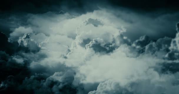 Durch die Wolken fliegen. Himmel Hintergrund — Stockvideo