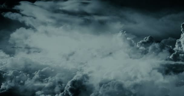 Volando a través de las nubes por la noche — Vídeo de stock