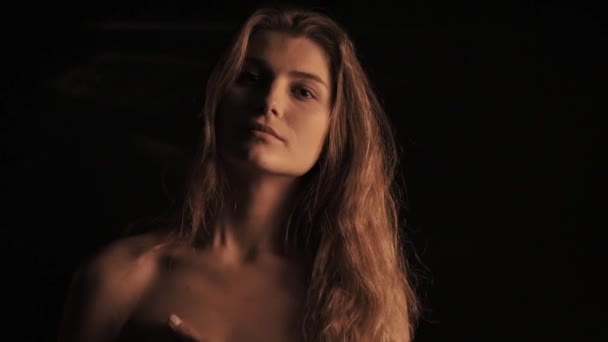 Portrait de femme sensuelle sur fond noir — Video