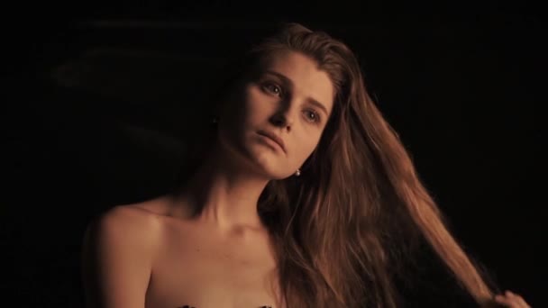 Siyah arka plan üzerine şehvetli kadın portresi — Stok video