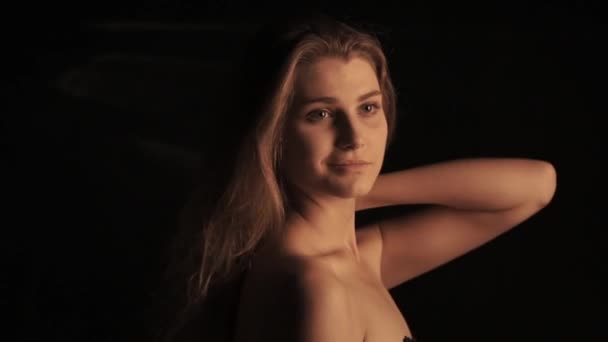 Portret van sensuele vrouw op zwarte achtergrond — Stockvideo
